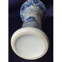 Delfts wit/blauw vaasje, gemerkt met blindmerk